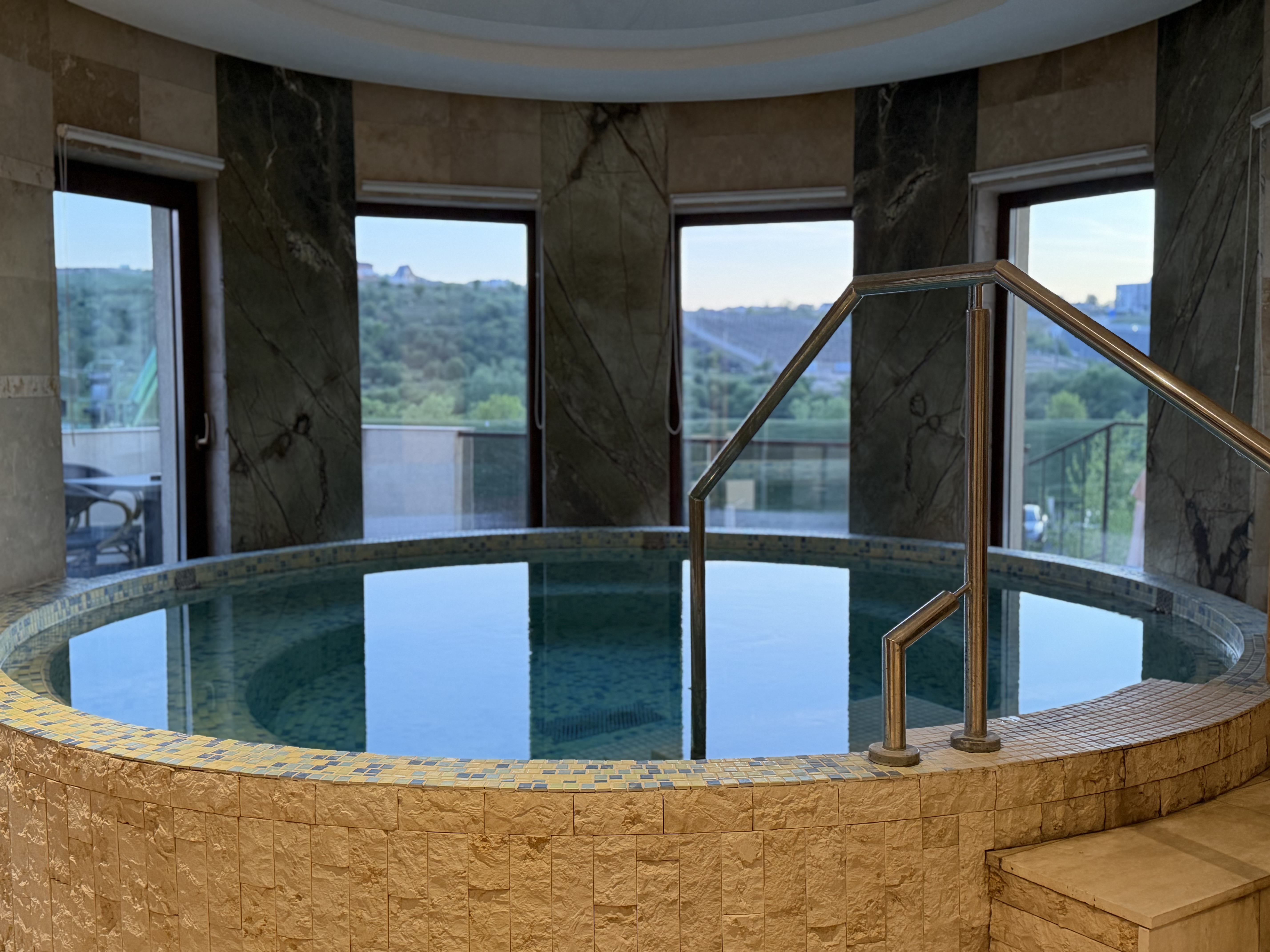 Piscină interioară